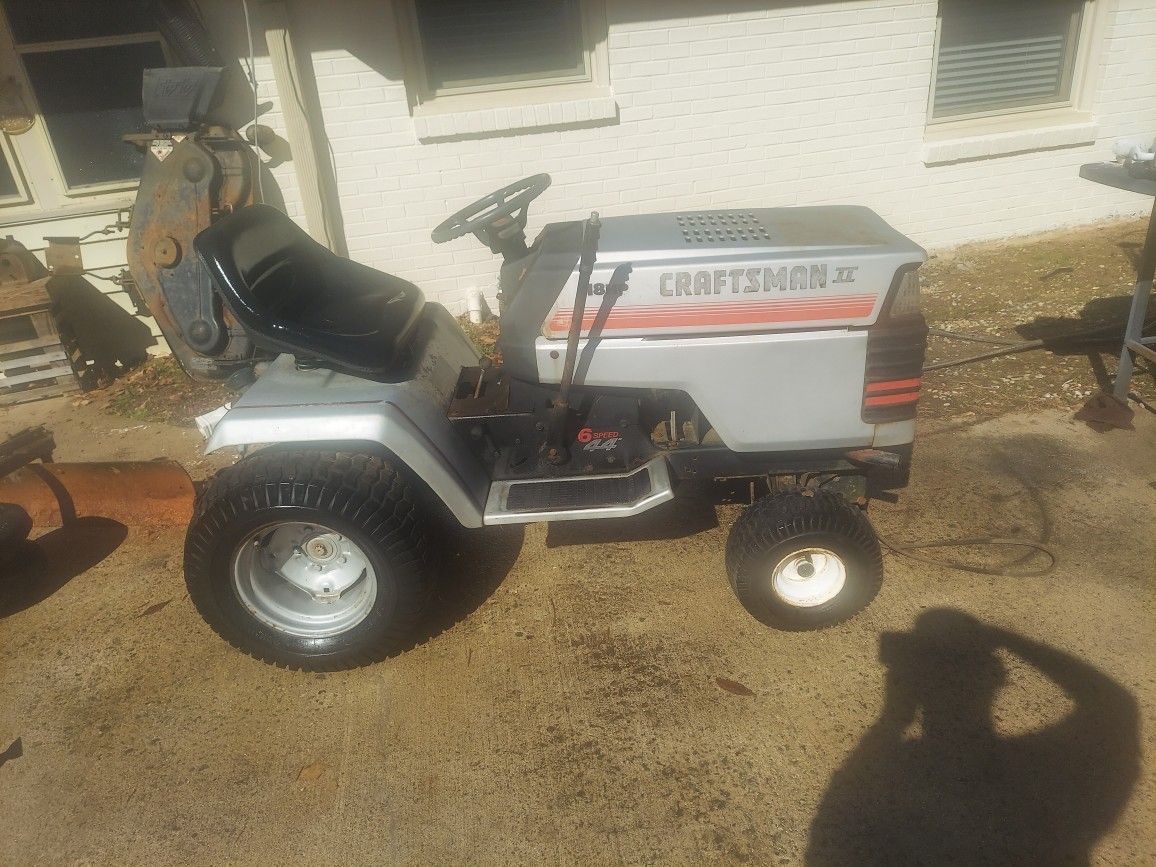 18 Hp Craftsman lawn and Garden Tractor