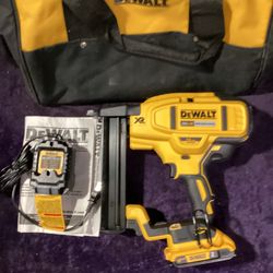 🧰🛠DEWALT 20V MAX XR 18G Narrow Crown Stapler Kit w/2.0Ah Batt/Charger&Bag-NEW!-$300!🛠🧰