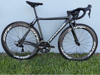 🚴🏻Cannondale CAAD12 Road Bike – Size 50  The Cannondale CAAD12 is one of the most respected high-performance aluminum road bikes ever built. With it