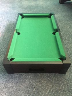 Miniature pool table