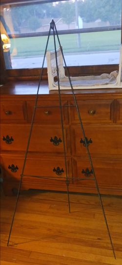 Metal wreath holder 52"