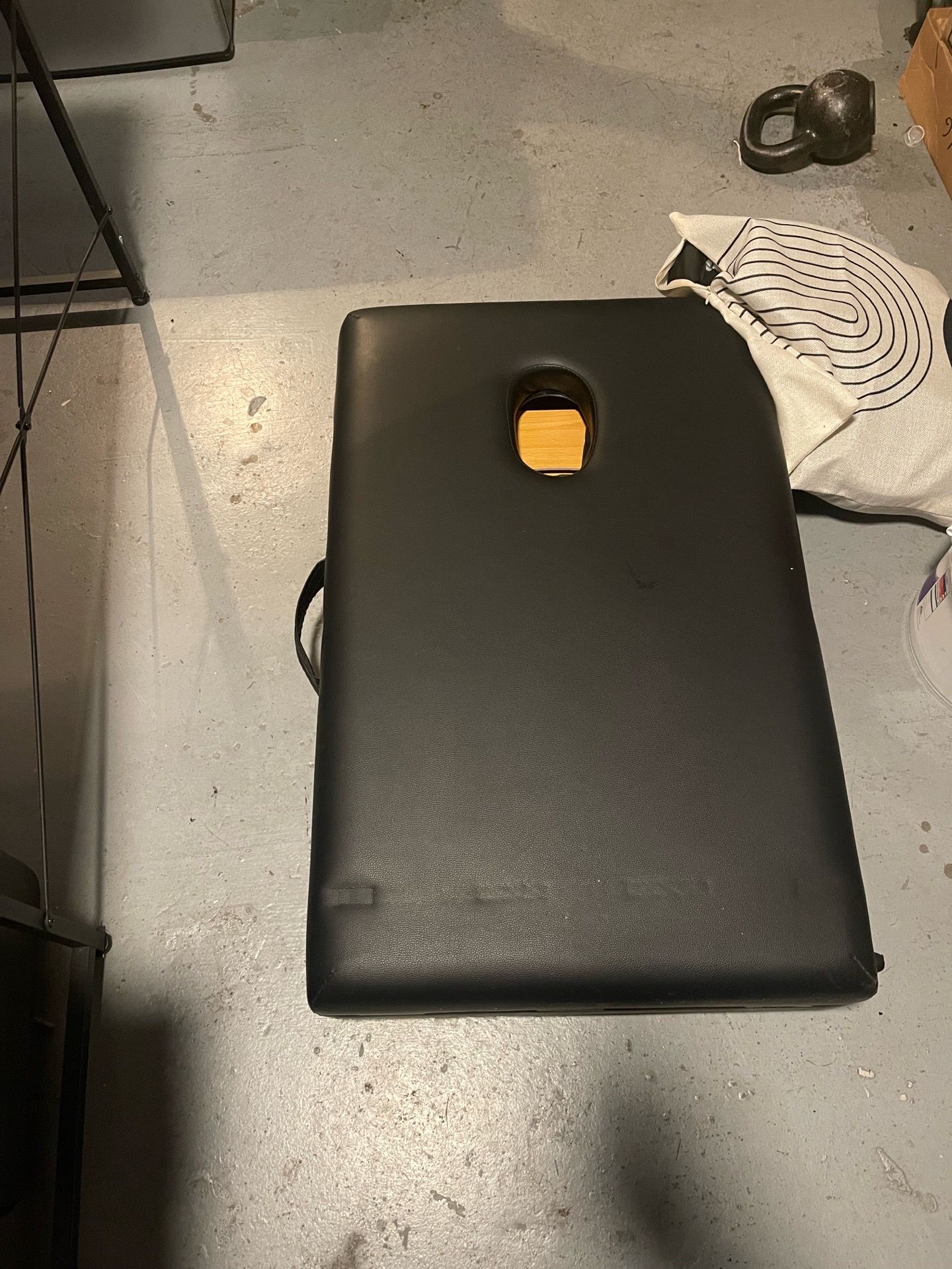Massaging table