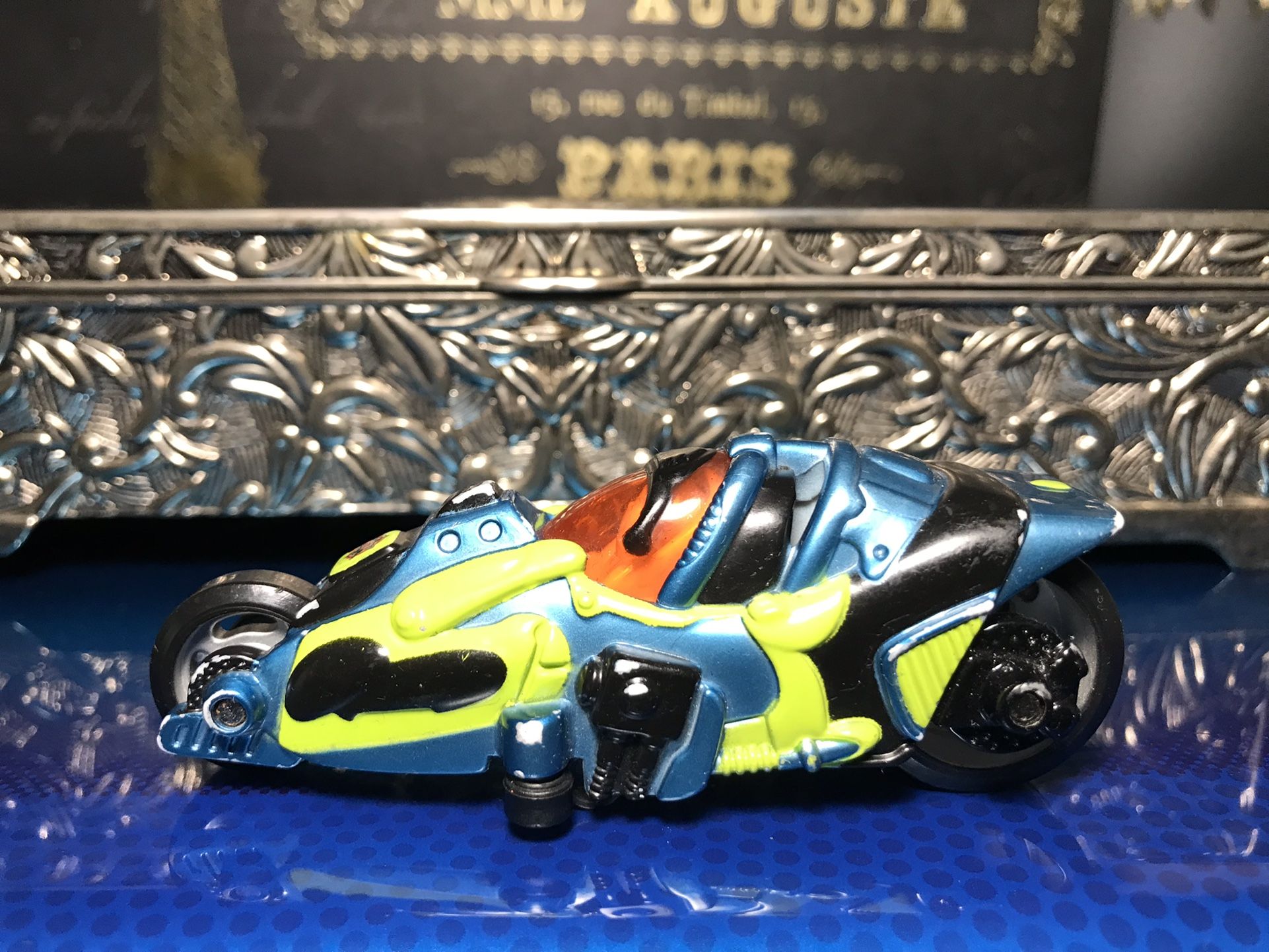 Hot Wheels 2004 Thunder Cycles Robo Maniax Cyborg Assault Scale 1:64