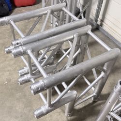 2 Global Truss Corners 