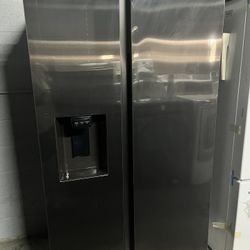 Brand New Samsung Stainless Steel Side By Side Refrigerador With Water And Ice Dispenser 