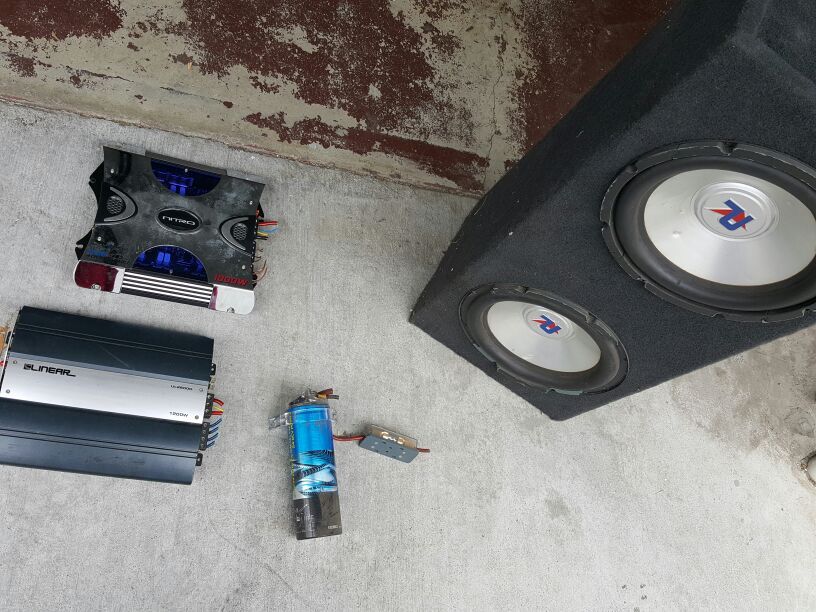 1000w amp, 1200w amp, 1000w compacitor and 2 12'' sub woofers with box