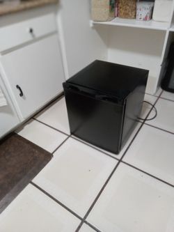 Mini Fridge/Freezer (1.1 cufc and 1.1 ft)