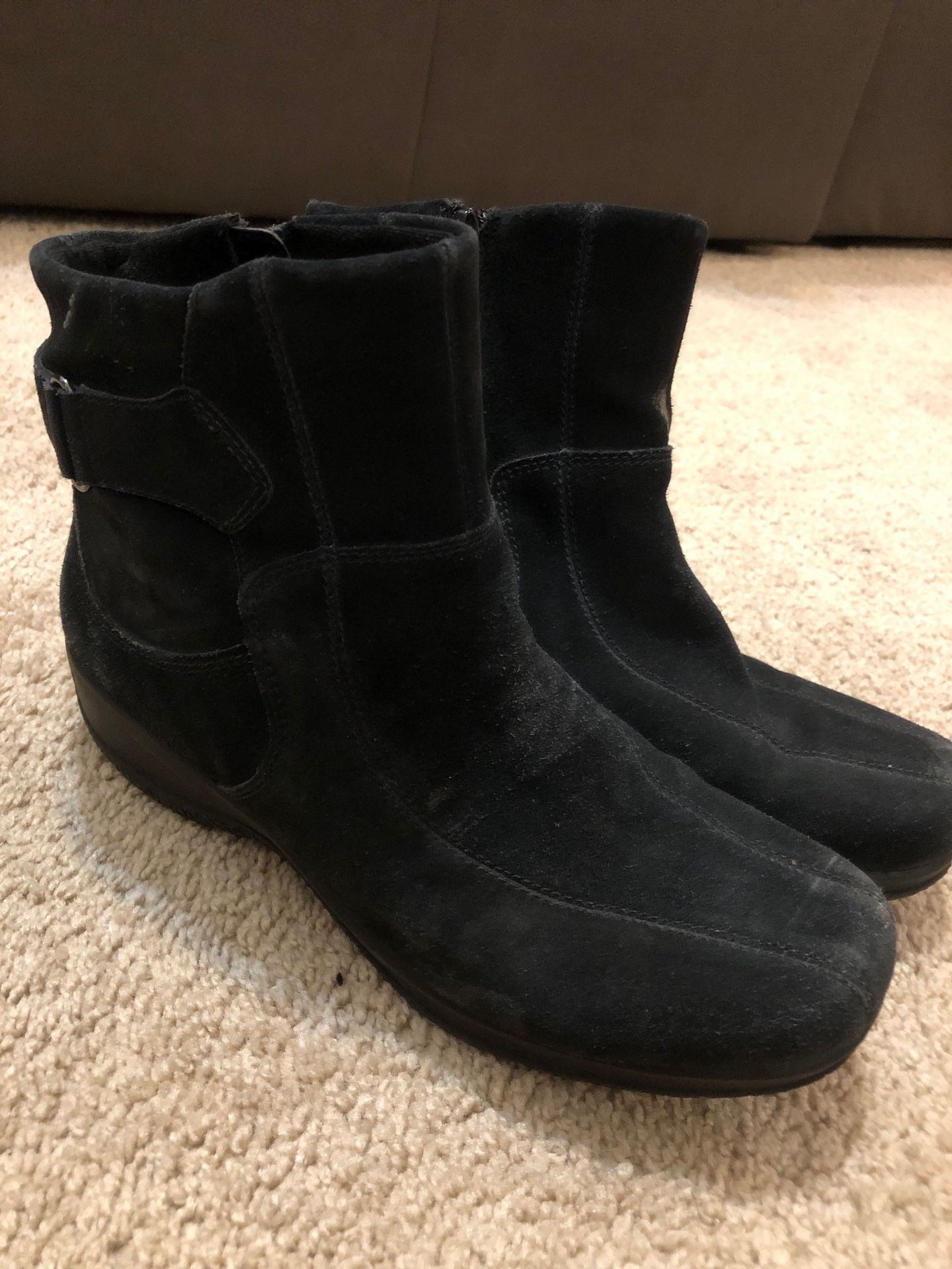 Women’s Suede boots size 8