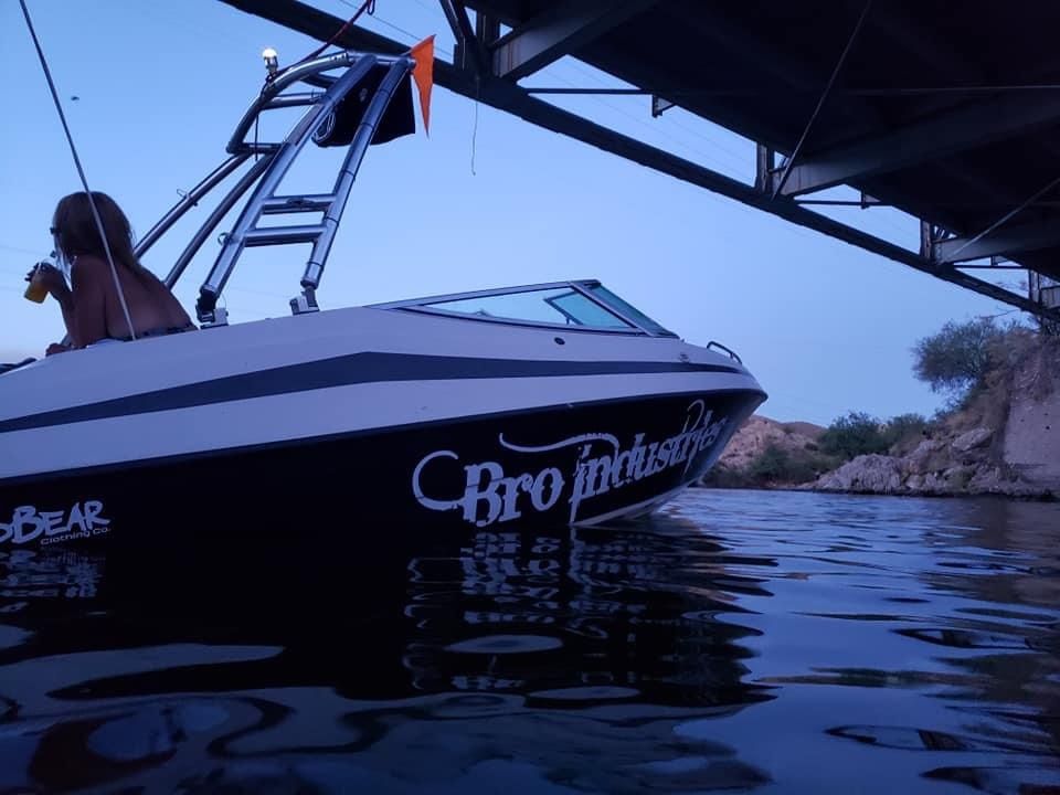 2001 Reniel Wake Board Boat