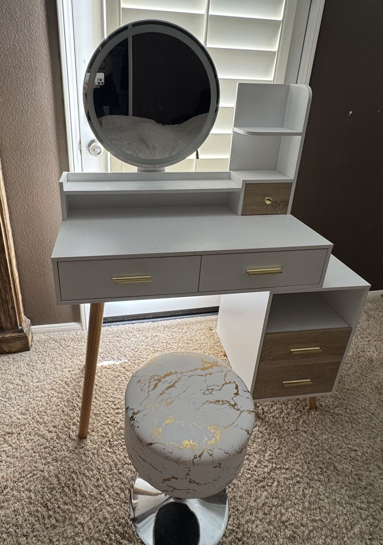 Makeup Vanity Table With Mirror