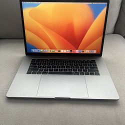 2017 Macbook Pro 15 Inch I7/16GB/500GB Touch Bar 
