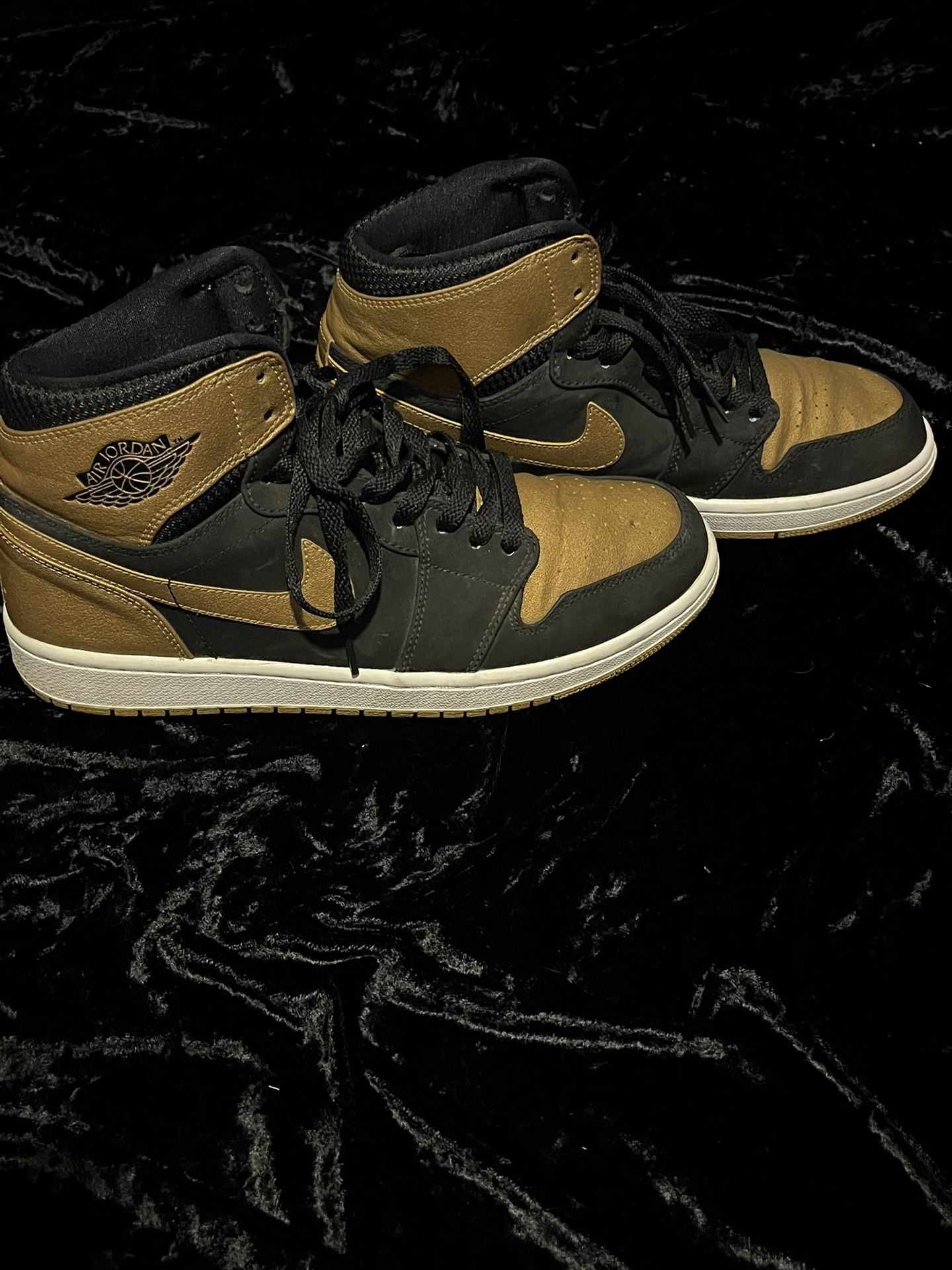 Nike Air Jordan 1 Retro High OG Black Metallic Gold