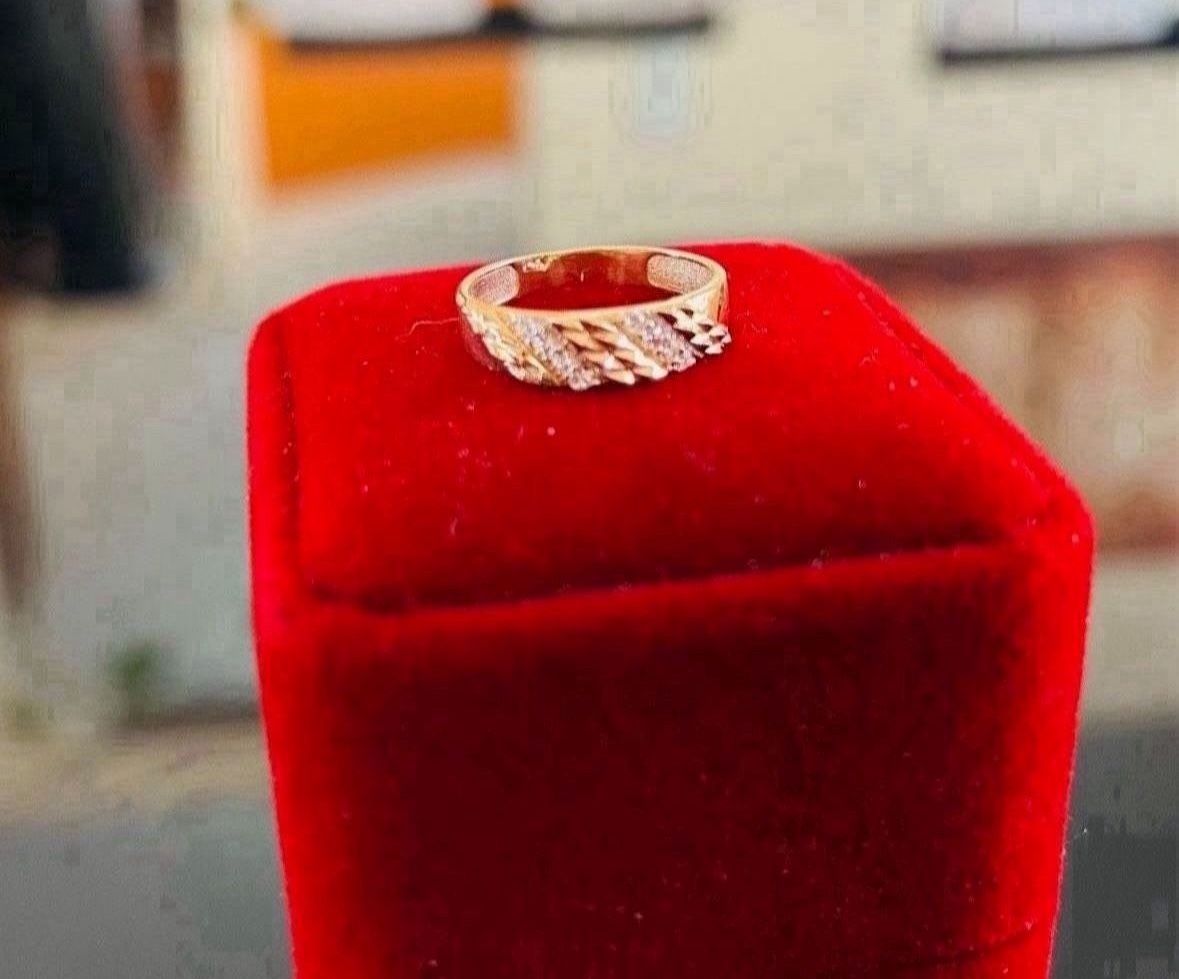 10 k yellow gold with cubic zirconia Size 6 NEW