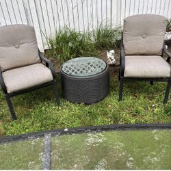 Very nice to outdoor chairs and side table with matching cushions as well 