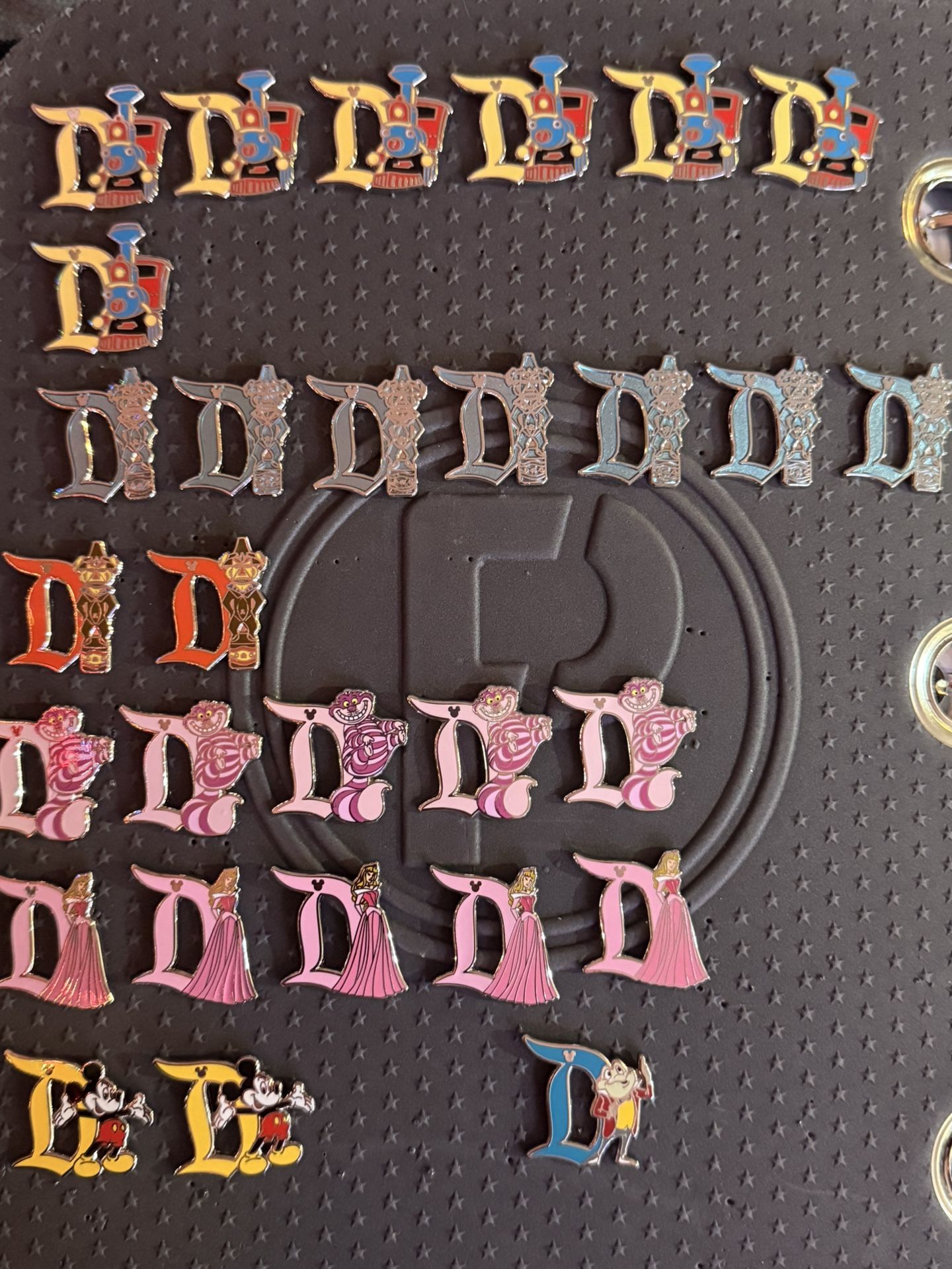 DISNEY PIN HIDDEN MICKEY CHARACTERS D 