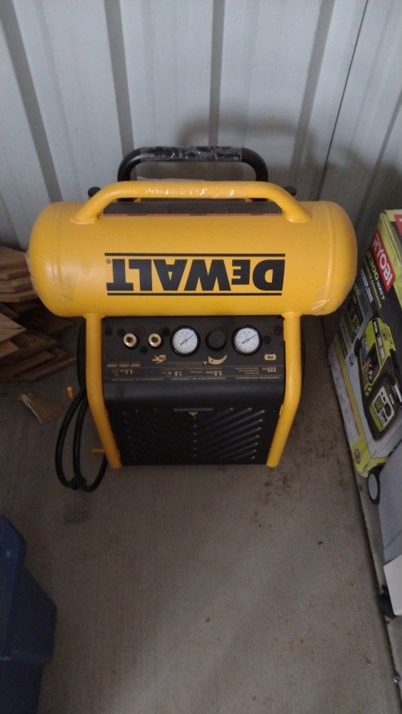 DeWalt Compressor 225psi 4.5 Gal 