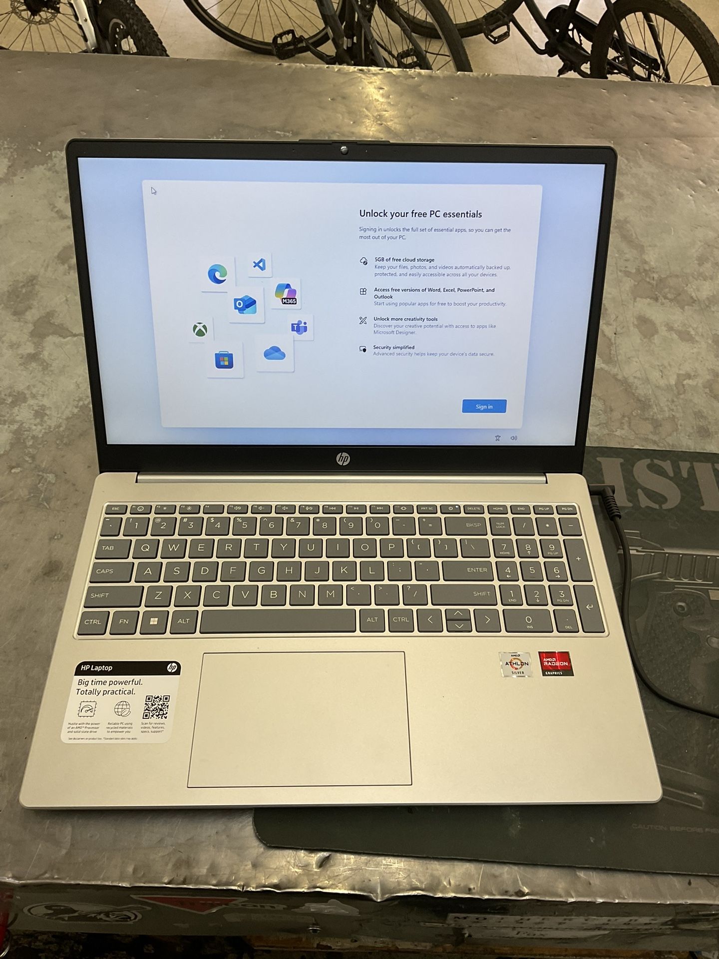 Hp 15-fc0105nr laptop w/charger 
