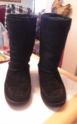 BEARPAW BLACK BOOTS SIZE 10 WORN MAYBE TWICE