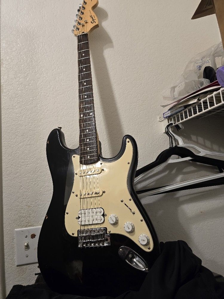 Fender Guitar Electric Like New Condition .$125