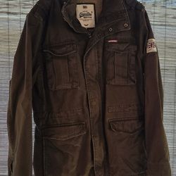 Superdry men’s Rookie heavy weather field jacket. This fleece lined jacket features four front pockets button and popper fastening and buttoned cuffs.