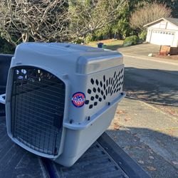 Medium Dog Kennel Crate Carrier Airline Approved like New 32”L by 20” W by 24”