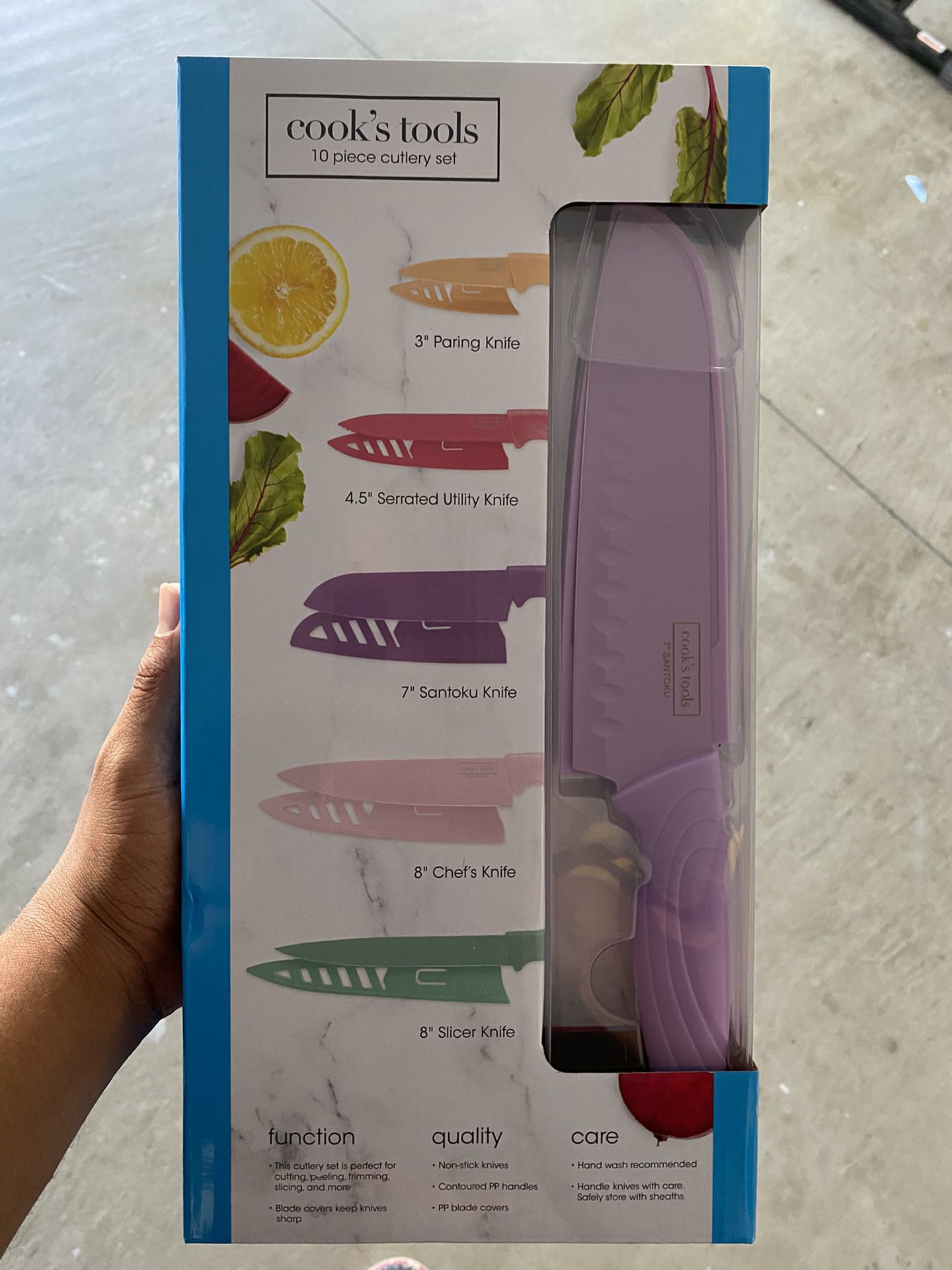 Kitchen knife set for cutting food