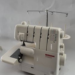 Serger BERNINA 2000DE