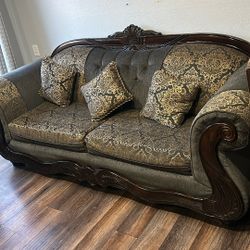 Sofa with 4 pillows 