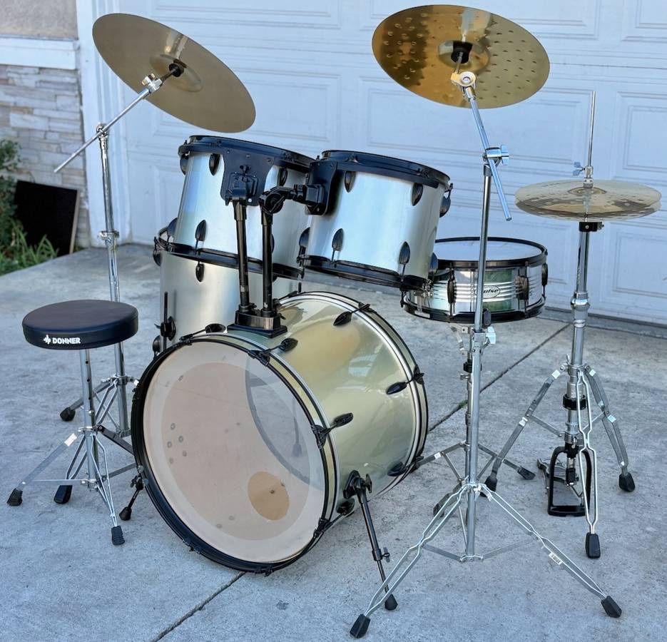 Pulse Drum Set With Cymbals And Hardware
