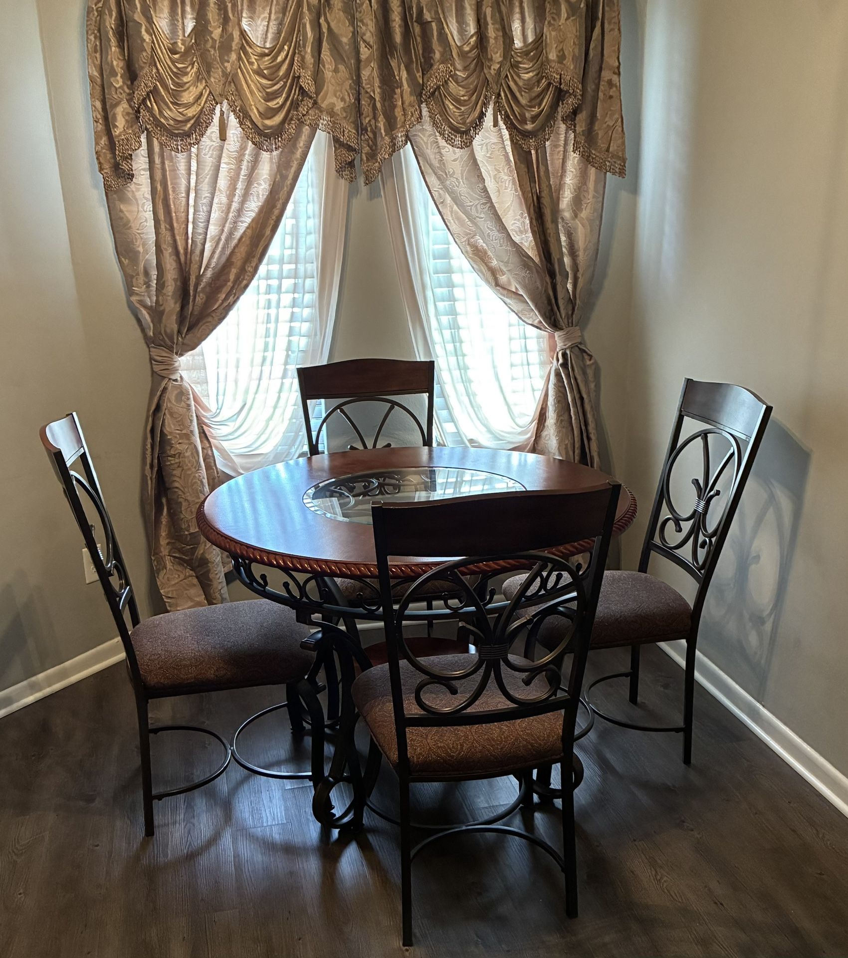 Round Mahogany-Wood Dining Room Table with Glass Centerpiece + 4 Chairs