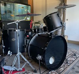 Tama rockstar four piece drum set. Read full description below .