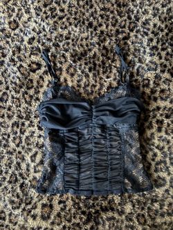 https://offerup.com/redirect/?o=SS5BTQ==.GIA black lace tank top🖤