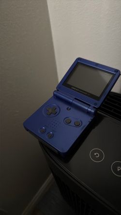 Gameboy Advance SP with Donkey Kong Country 2