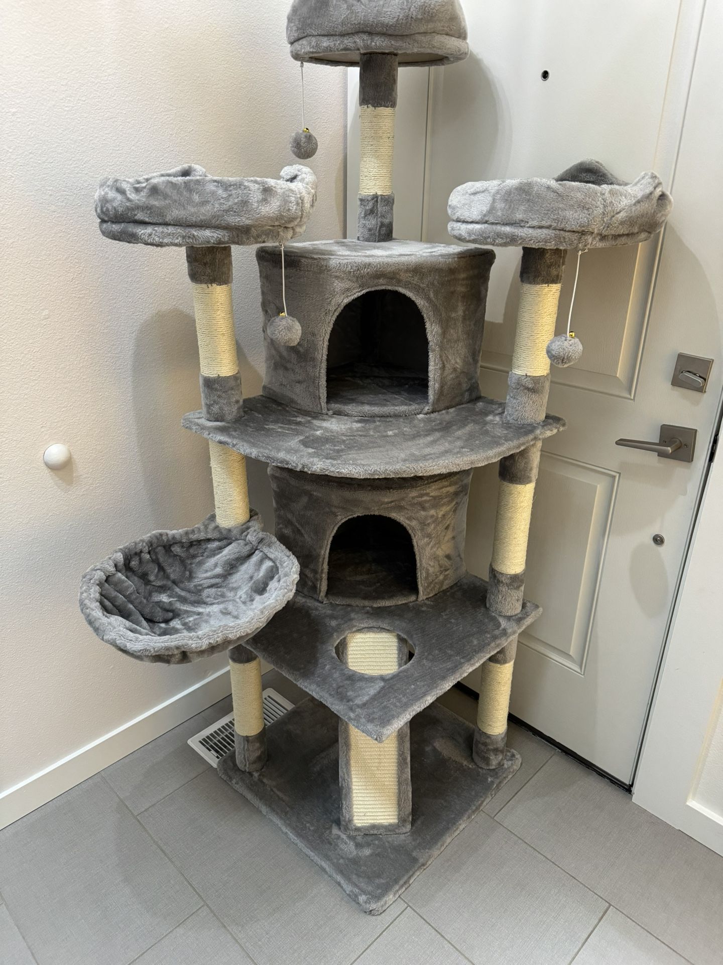 Huge Brand New Never User Cat Tree. PRICE FIRM. Won’t Respond To Lower Offers.