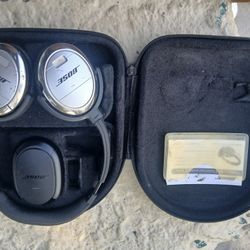 BOSE  QUIETCONTROL 3 EARPHONES CLEAR SOUND COMES WITH CASE AND CHARGER $150