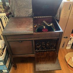 1920's Victrolla - Royal Radio Phonograph In Cabinet.