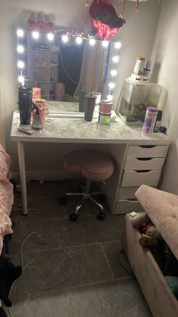 Ikea Desk Free (No mirror)