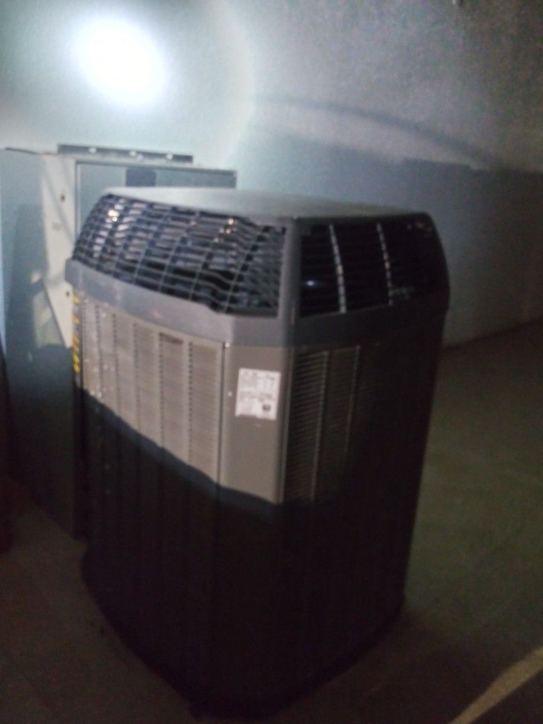 Trane 3 Ton 2 Stage Condenser. & Air Handler 19 Seers.