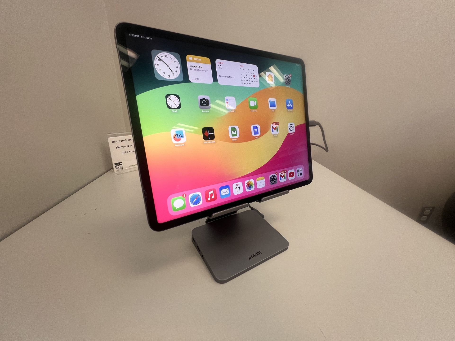 iPad Pro 12.9” (5th Gen, 512GB) + Anker 8-Port Hub – Like New!