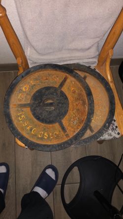 weights gold gym brand with 45ib bar