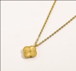 Gold Clover Pendant Necklace – Minimalist Elegant Style