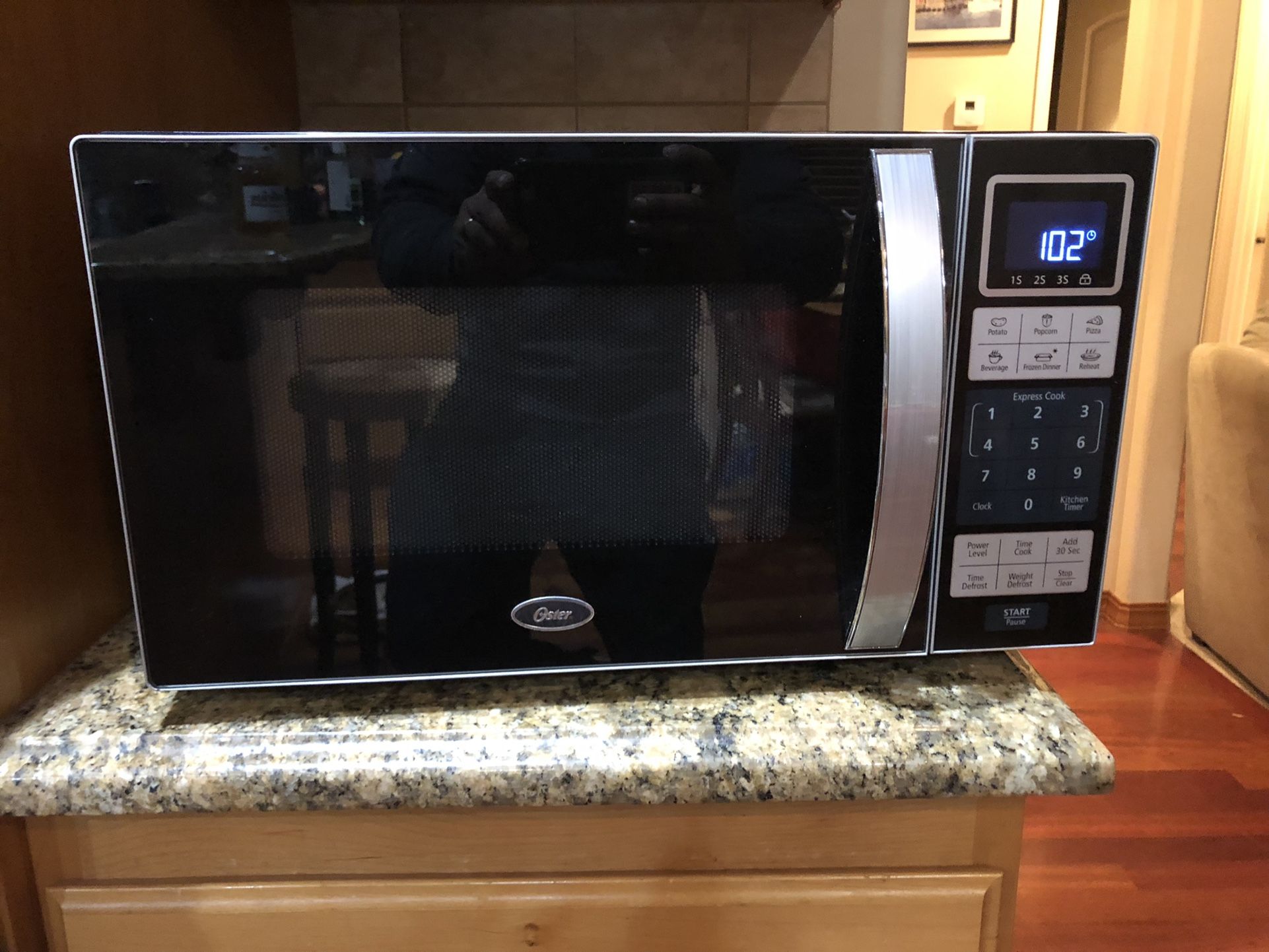 Oster Microwave 900 Watts