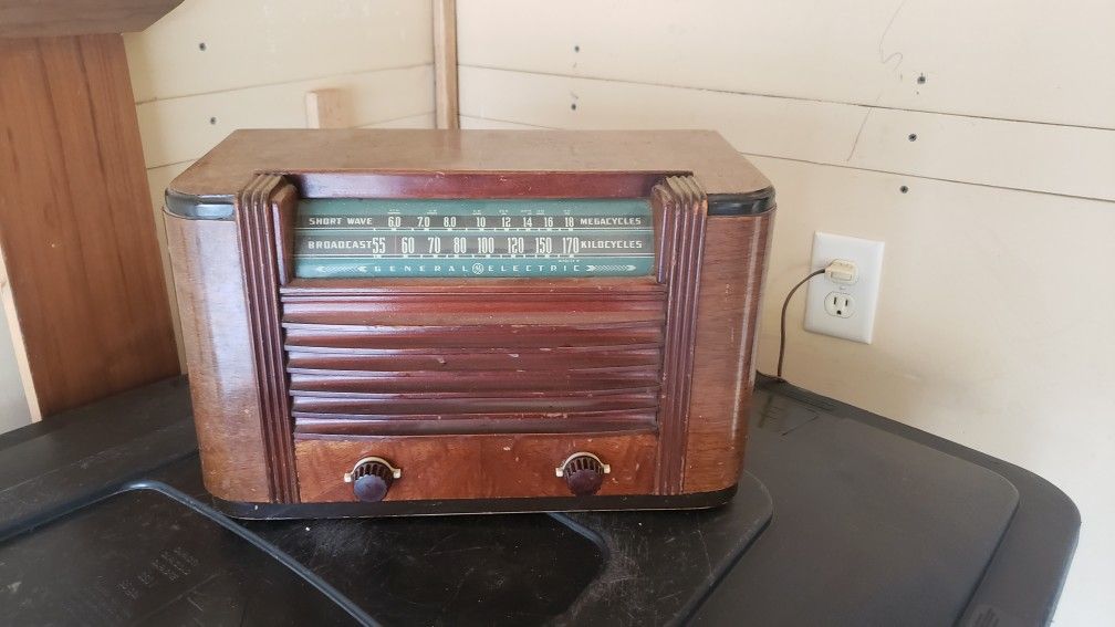 Antique GE Old Fashioned Radio