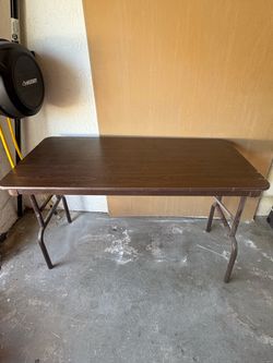 Folding table