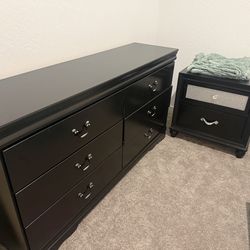 Black dresser and nightstand set ( can buy separate)