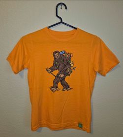 Wild Tribute - 4 The Forests - T-Shirt - "Hiking Bigfoot" - Boys - Medium - Short Sleeve - Cotton/Polyester - Orange