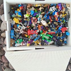 LEGO Minifigures Lot About 450 Minifigures .. All Kinds, Sold as a Lot 