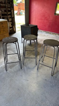 3 outdoor barstools
