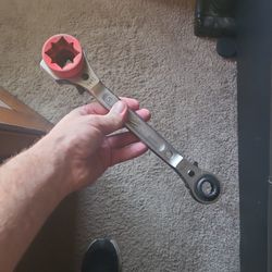 Milwaukee 5 in 1 ratcheting lineman wrench 