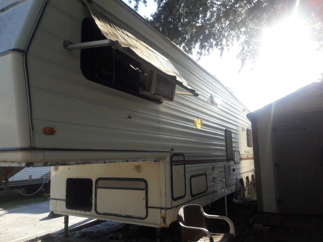 R.V. 40 ft. 5th wheel Prairie Schooner